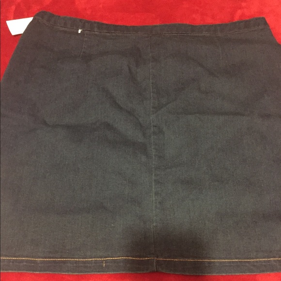 Denim Skirt Size 14. Zippered side. NEW WITH TAGS. - Picture 2 of 5